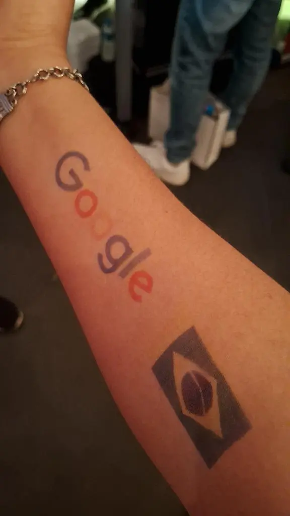 Tatuagem do Google no braço de participante no Search Central Live Brasil 2023