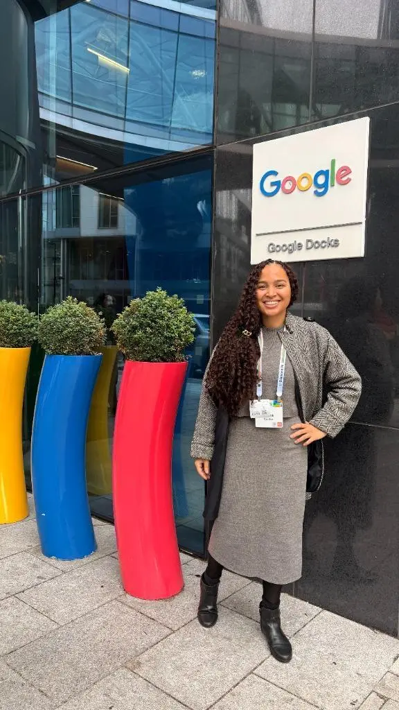Anna Sánttos em evento oficial nos escritórios do Google